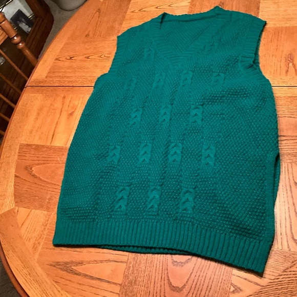 SHEIN Green Sweater Vest with White Button Down Shirt - Picture 4 of 5